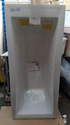 un urinoir blanc posé sur une boîte en carton dans une pièce