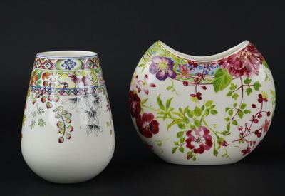 deux vases posés l'un à côté de l'autre sur une surface noire