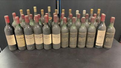 plusieurs bouteilles de vin sont alignées sur une table