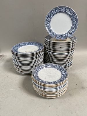 plusieurs assiettes empilées sur une table