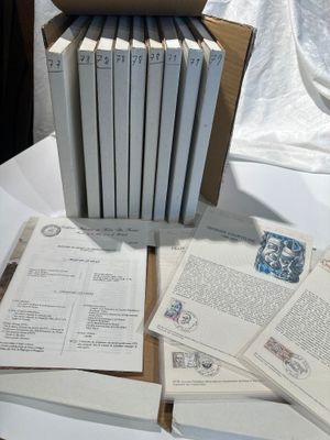 une pile de livres posée sur une table