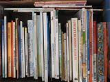 beaucoup de livres sur une étagère dans une bibliothèque