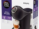 une machine à café noire avec une tasse de café devant elle