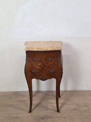 une table ancienne en bois avec un plateau en marbre, posée sur un parquet en bois massif