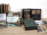 de nombreux livres posés sur une table