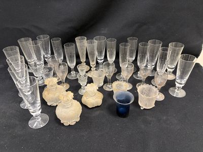 beaucoup de verres à vin et de tasses sur la table