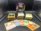 gros plan d'une boîte de cartes pokemon sur une table