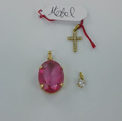 Pendentif or serti d'une pierre.