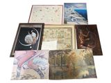 beaucoup de photos et de tableaux posés sur la table