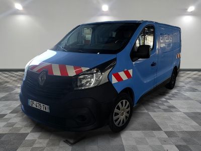la photo d'une camionnette bleue avec une bande rouge et blanche sur le côté