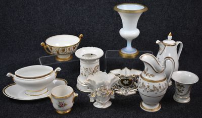 de nombreuses pièces de porcelaine différentes sur la table