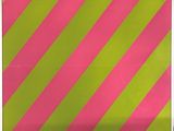 des diagonales roses et vertes sur un fond rose et vert