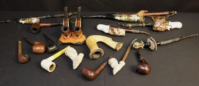 de nombreux types différents de tabacs à pipe disposés sur une table