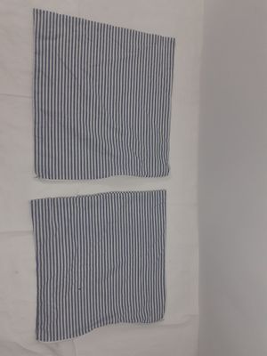 deux morceaux de tissu accrochés au mur à côté des toilettes