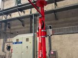une photo d'une borne d'incendie rouge à l'intérieur d'un bâtiment