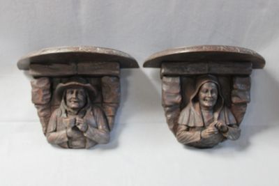 Paire de sellettes murales en bois sculpté représentant un c…