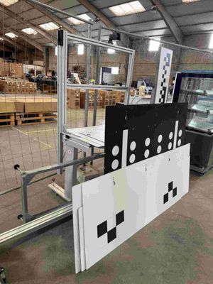 une machine qui travaille sur une feuille de papier