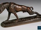 statue en bronze représentant un cheval et un chien, posée sur un socle en bois