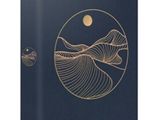 un livre bleu orné d'un dessin au trait doré représentant des montagnes et une lune