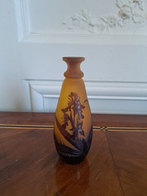 un petit vase posé sur une table en bois