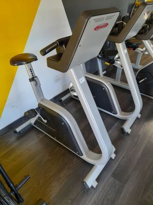 une rangée de vélos d'appartement dans une salle de sport
