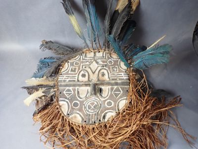Masque TEKE : bois kaolin, plumes, raphia, rotin H : 37cm, l…
