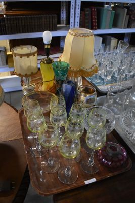 plusieurs verres posés sur une table sur laquelle se trouve une lampe