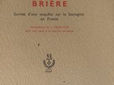 un vieux livre français dont le titre est écrit en rouge et noir