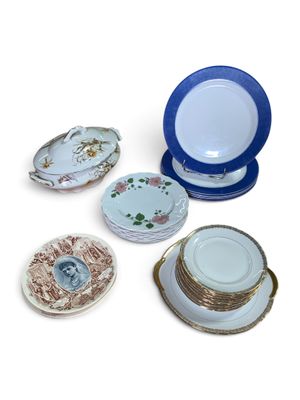 quatre assiettes et un bol sur lesquels est représentée une femme