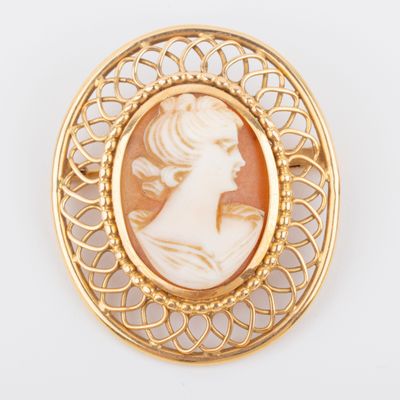 Broche à décor de jeune femme, gravé en camée sur coquillage…