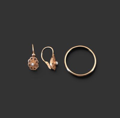 une paire de boucles d'oreilles en or et une bague sertie d'une perle