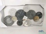 une boîte contenant tout un tas d'objets décoratifs