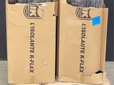 Deux cartons sont empilés sur une palette ; une flèche bleue pointe vers le fond.