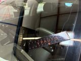 a sticker on the windshield of a car that says vauto