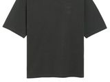 un t-shirt noir à col rond et à manches courtes