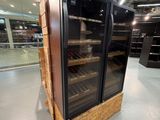 un vaste choix de caves à vin dans un magasin