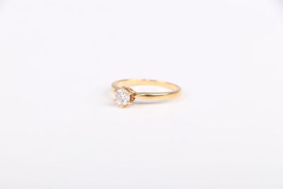 gros plan d'une bague en or ornée de deux diamants