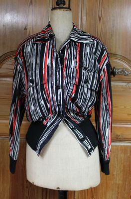 une photo d'un mannequin vêtu d'une veste