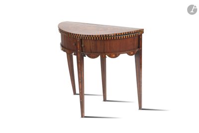 une image d'une petite table avec un plateau et des pieds en bois