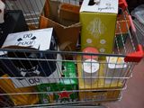 un caddie rempli de cartons de nourriture et de boissons