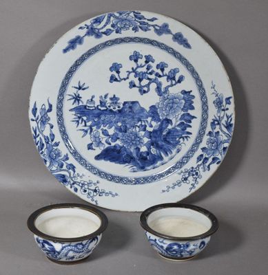 une paire d'assiettes et de tasses chinoises bleues et blanches