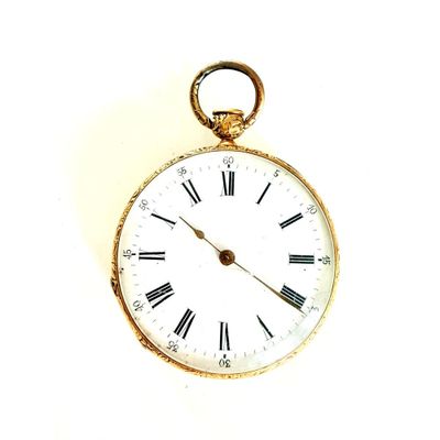 une montre de poche en or avec des chiffres romains sur le cadran