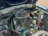 un moteur de voiture qui se trouve dans le coffre d'un camion