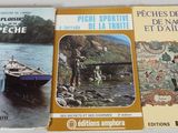trois livres posés sur une table, avec des photos de personnes dans des bateaux