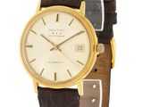 gros plan d'une montre sur fond blanc avec un bracelet marron