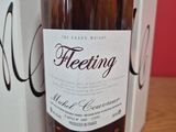 une bouteille de vin posée sur une table à côté d'une boîte