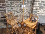 trois chaises et une table dans une pièce aux murs en pierre