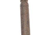 une vieille clé posée sur une table