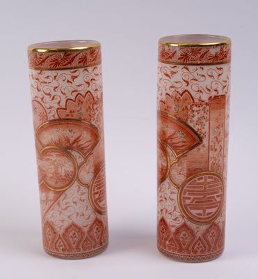 ASIE, Xxes, Paire de vases rouleau en verre églomisé et doré…