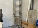 une échelle appuyée contre un mur dans un garage